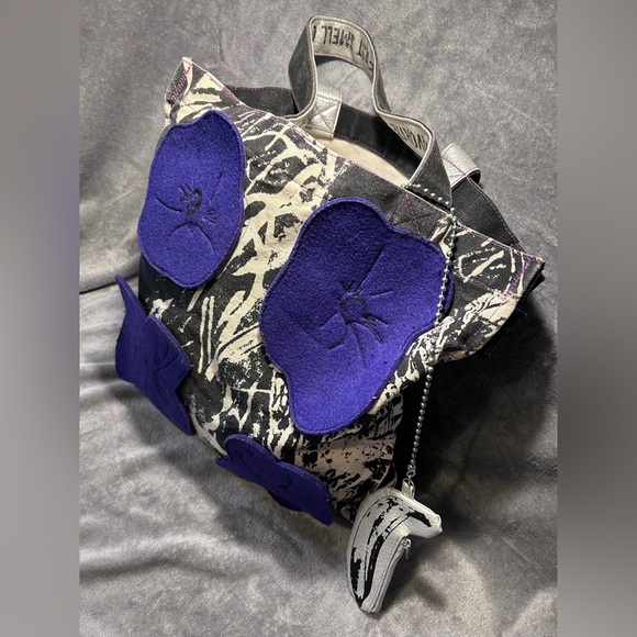 Andy Warhol x NY Visual Arts Floral Felt Tote w/ Banana Wallet - Picture 2 of 12